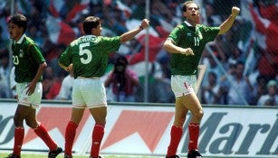 Zague festeja un gol con la Selección Mexicana