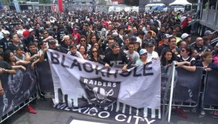 Aficionados mexicanos en el Fan Fest de los Raiders en el Estadio Azteca
