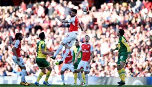 Olivier Giroud cabecea el balón durante el duelo Arsenal contra Norwich