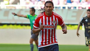 Gullit Peña en el festejo tras marcar con Chivas