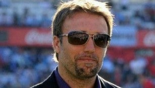 Gabriel Batistuta con lentes negros durante un partido