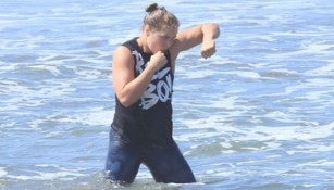 Ronda Rousey entrenando en la playa