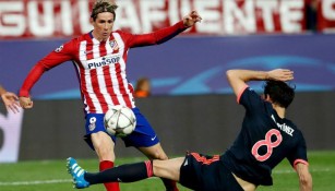 Fernando Torres disputa el balón con Javi Martínez