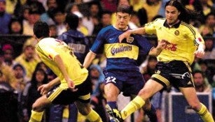 Disputa del esférico en juego de Libertadores entre América y Boca