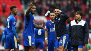 Jugadores del Leicester City bromean en la cancha