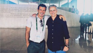 Figo posa junto a Jose Mourinho en México