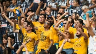 Aficionados de Tigres apoyan a su equipo