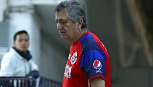 Vergara camina con la playera alternativa de Chivas