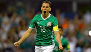 Guardado celebra un gol con la Selección Mexicana