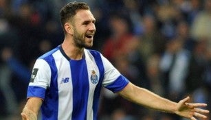 Miguel Layún festeja un gol con Porto