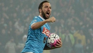 Higuaín festeja gol con el Nápoles