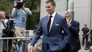 Tom Brady saliendo de la Corte Federal