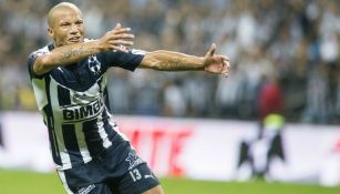 Carlos Sánchez festeja tras marcar con Rayados