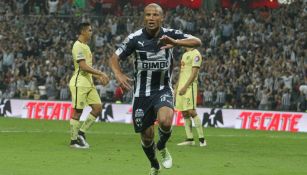 Carlos Sánchez celebra tras anotar al América