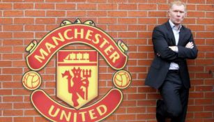 Scholes posa junto al escudo del Manchester United