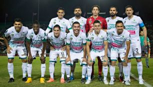 Jugadores de Jaguares posan en partido de Liga MX