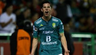 Marco Bueno festejando un gol con León