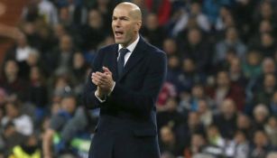 Zidane observa el encuentro desde la banquilla del Real Madrid