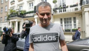 Mourinho sale de su resedencia en Londres