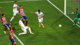 Casemiro desvía un tiro libre de Bale que Oblak detiene sobre la línea de meta