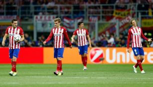 Jugadores colchoneros lamentando la derrota