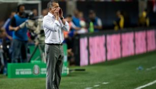 El entrenador Juan Carlos Osorio dando indicaciones durante el juego entre México y Paraguay
