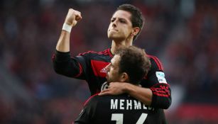 Chicharito festeja en un partido de Leverkusen 