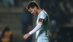 Messi se lamenta en un partido de Argentina