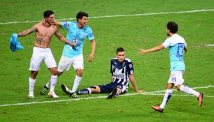 Jugadores de Pachuca celebran anotación del título