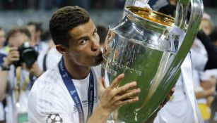 Cristiano Ronaldo presenta ante la afición el trofeo de la Champions 