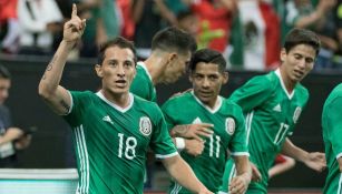 Guardado celebra un gol con el Tri