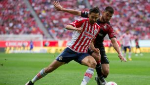 Raúl López retiene el balón en juego de Chivas