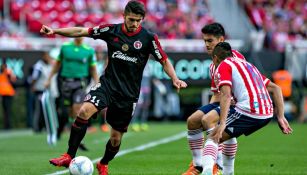 Henry Martin, enfrentando a dos elementos de Chivas