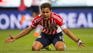 Omar Bravo lamentando una acción en un partido de Chivas