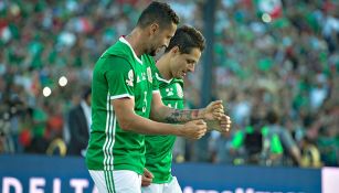 Javier Hernández y Yasser Corona celebran gol contra Jamaica