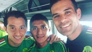 Andrés Guardado, Cándido Ramírez y Rafa Márquez posan para la foto