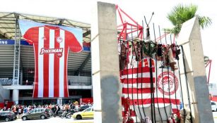 Playera gigante a las afueras del Estadio Georgios Karaiskakis