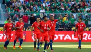 Jugadores chilenos festejando un tanto contra el Tri