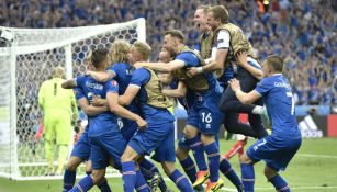 Jugadores de Islandia festejan histórico triunfo contra Austria