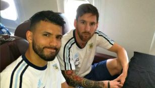 Lio Messi, junto a Sergio Agüero en el avión que traslada a la Selección Argentina