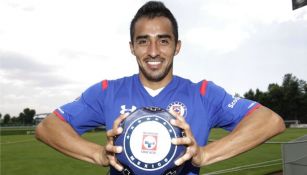 Rafael Baca posa para RÉCORD con la playera de Cruz Azul