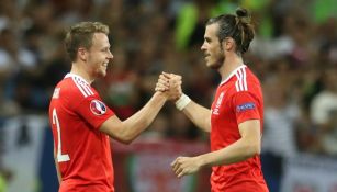 Bale y Gunter celebran tras un partido de Euro