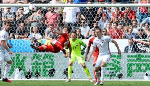 Shaqiri marca golazo de media chilena contra Polonia
