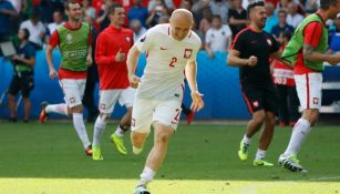 Pazdan de Croacia celebra el gol de Polonia durante el partido frente a Suiza