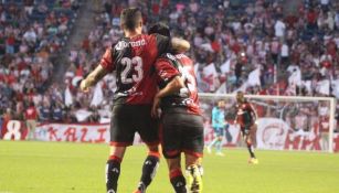 Los jugadores del Atlas celebran el gol de la victoria frente a Chivas