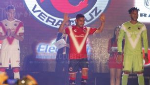 Los jugadores del Veracruz modelando las nuevas playeras