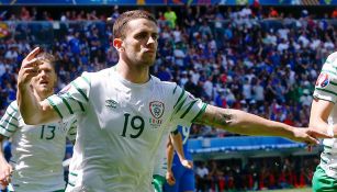 Robbie Brady festeja su gol contra Francia en los Octavos de la Euro