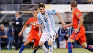 Lionel Messi conduce el balón durante la Final