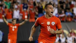 Eduardo Vargas festeja un gol con Chile en CA