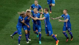 Jugadores de Islandia celebran el tanto de Sigurdsson 